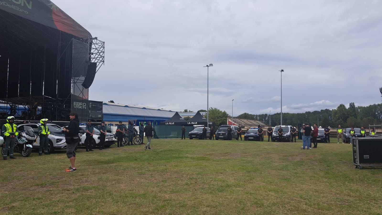 Escenario de Ebrovisión con dotaciones policiales que velarán por la seguridad del festival