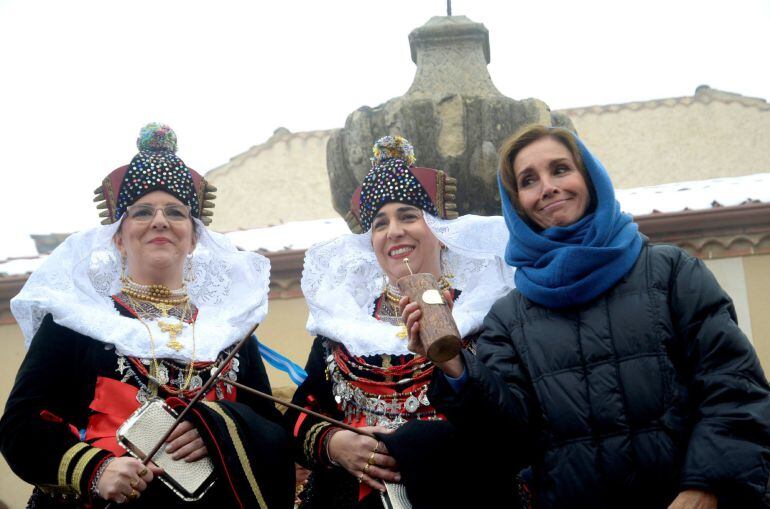 La actriz y cantante Ana Belén (d), recibe el premio &#039;Matahombres&#039; de manos de las alcaldesas de Zamarramala, las hermanas Elena (i) y Esther de Andrés de Pablos(c), durante la fiesta de Santa Águeda de Segovia, Ana Belén ha recibido hoy el alfiler de Mat