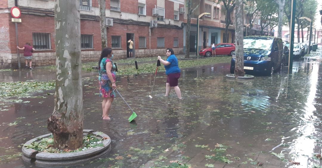 Vecinas achicando agua en una calle de Ciudad Real