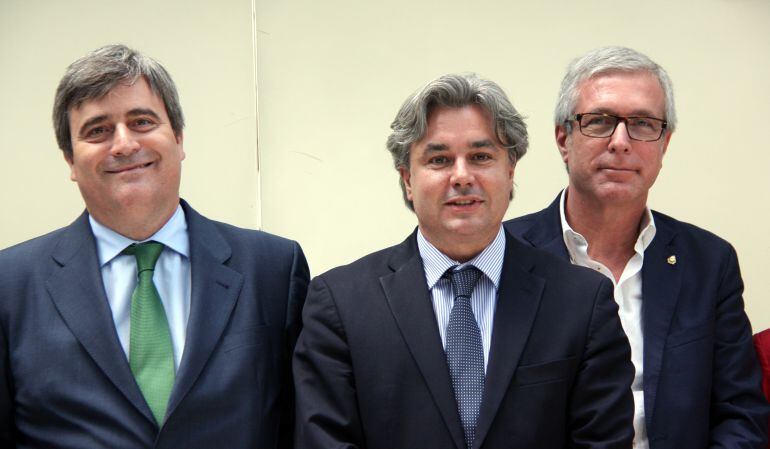 El president del Consejo Superior de Deportes, Miguel Cardenal, acompanyat del subdelegat del govern, Jordi Sierra, i l&#039;alcalde de Tarragona, Josep Fèlix Ballesteros. 