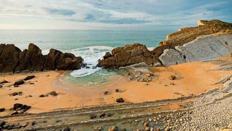 Piélagos quiere favorecer el uso libre de esta playa a los propietarios de animales de compañía.