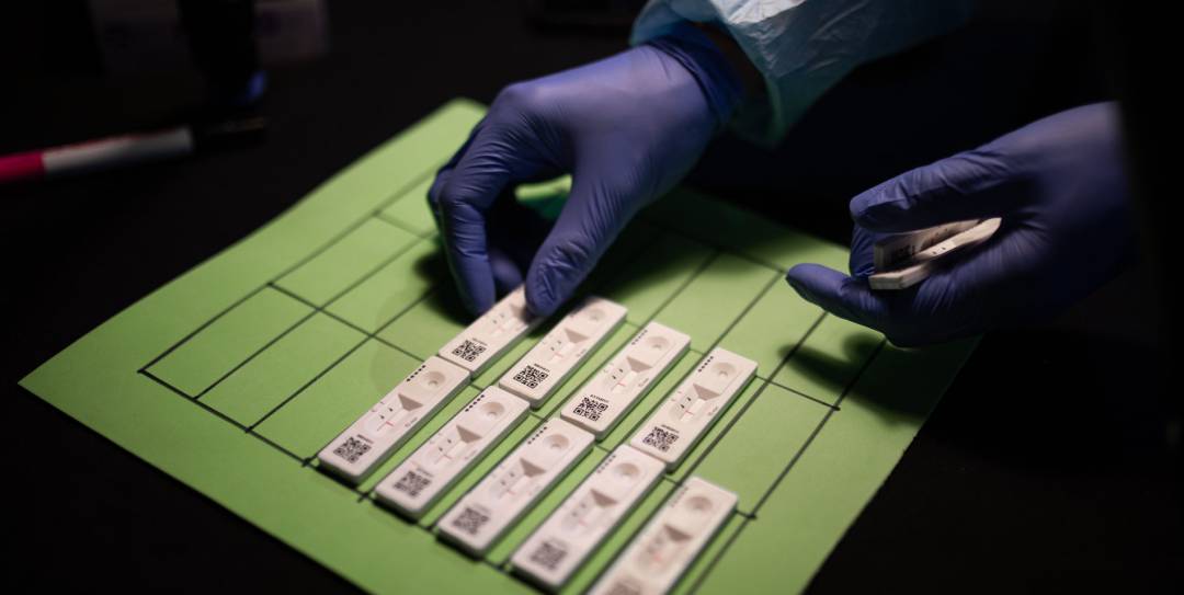 Un sanitario prepara los test de antígenos rápido (TAR)