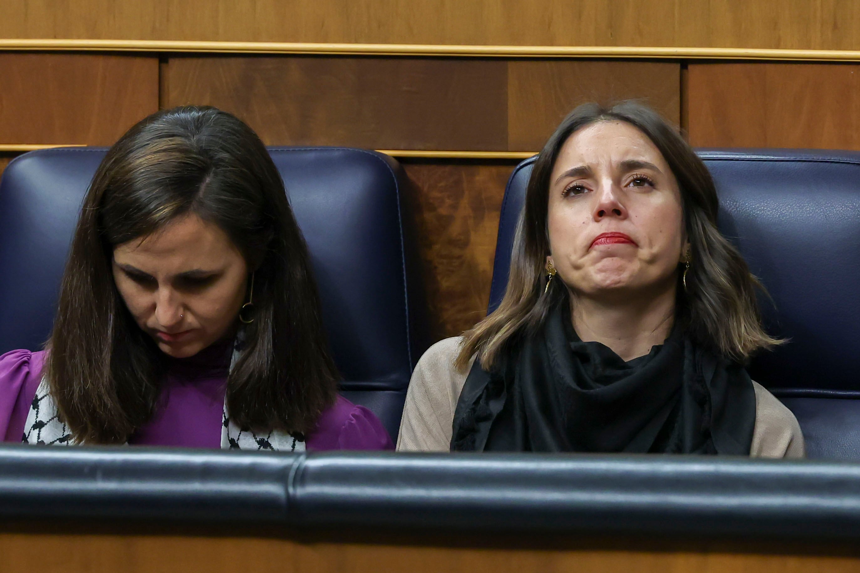 La ministra de Derechos Sociales en funciones, Ione Belarra (i), y la ministra de Igualdad en funciones, Irene Montero (d), durante el primer día del debate de investidura del presidente del Gobierno en funciones, Pedro Sánchez