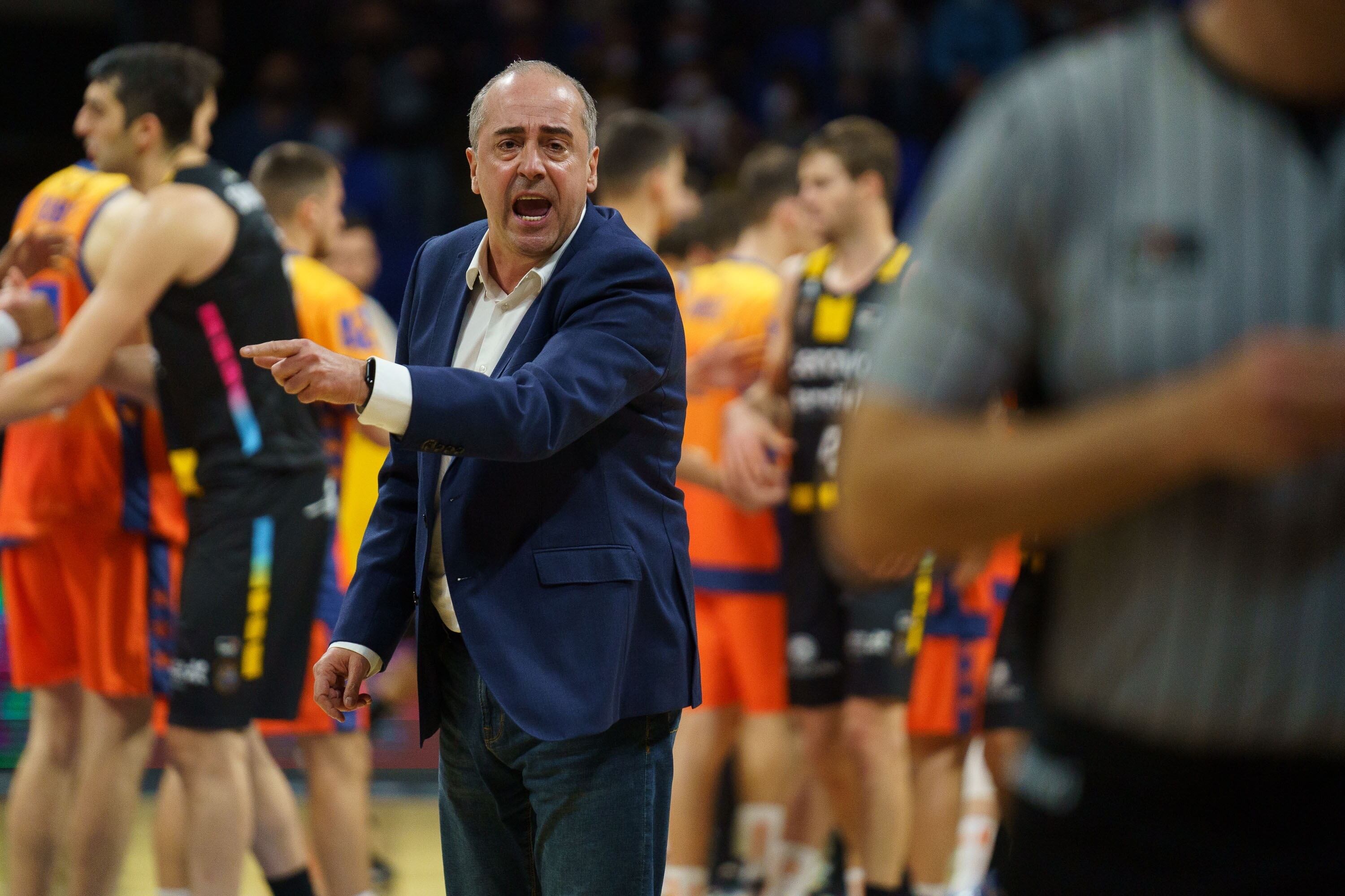 Txus Vidorreta, técnico del Lenovo Tenerife, celebrando la clasificación del equipo tinerfeño EFE/ Ramón De La Rocha