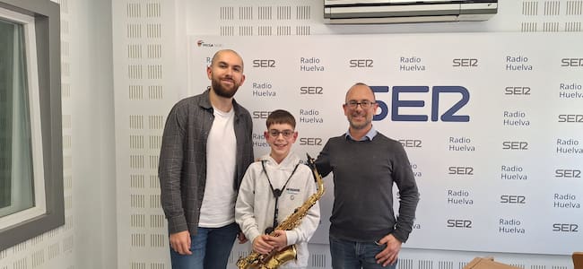 El profesor Pablo Razábal y los alumnos Ares Jiménez (hijo) y Francisco Jiménez (padre)