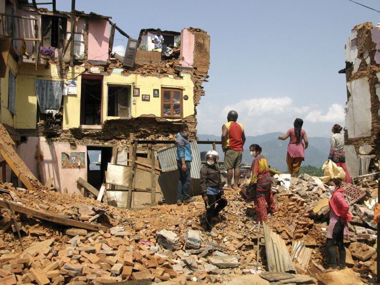 Varios habitantes de Katmandú, buscan entre los escombros de las viviendas derruidas tras el terremoto de 7,8 grados, que sacudió el pasado dia 26 Nepal.