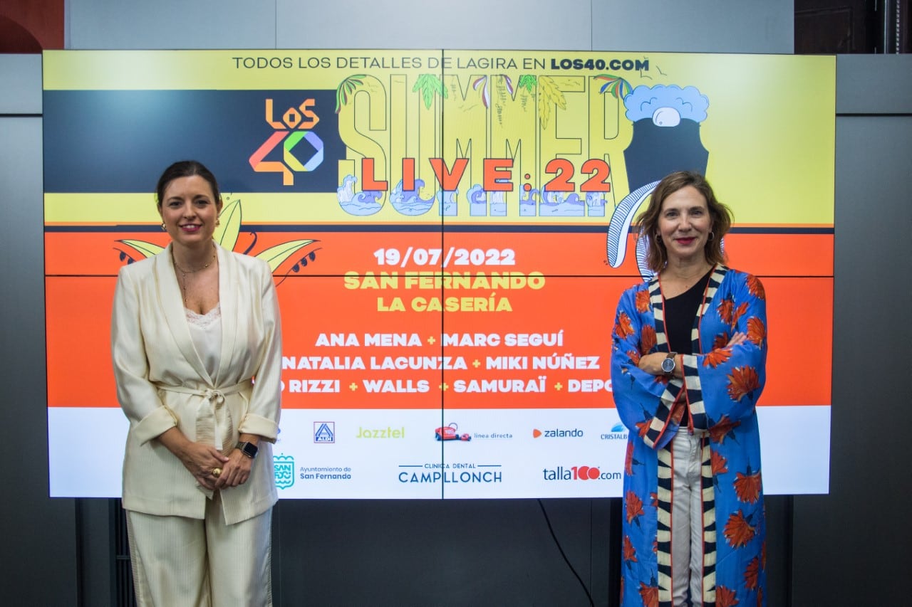 Patricia Cavada, alcaldesa de San Fernando, y Lourdes Acosta, directora de Radio Cádiz, presentando LOS40 Summer Live