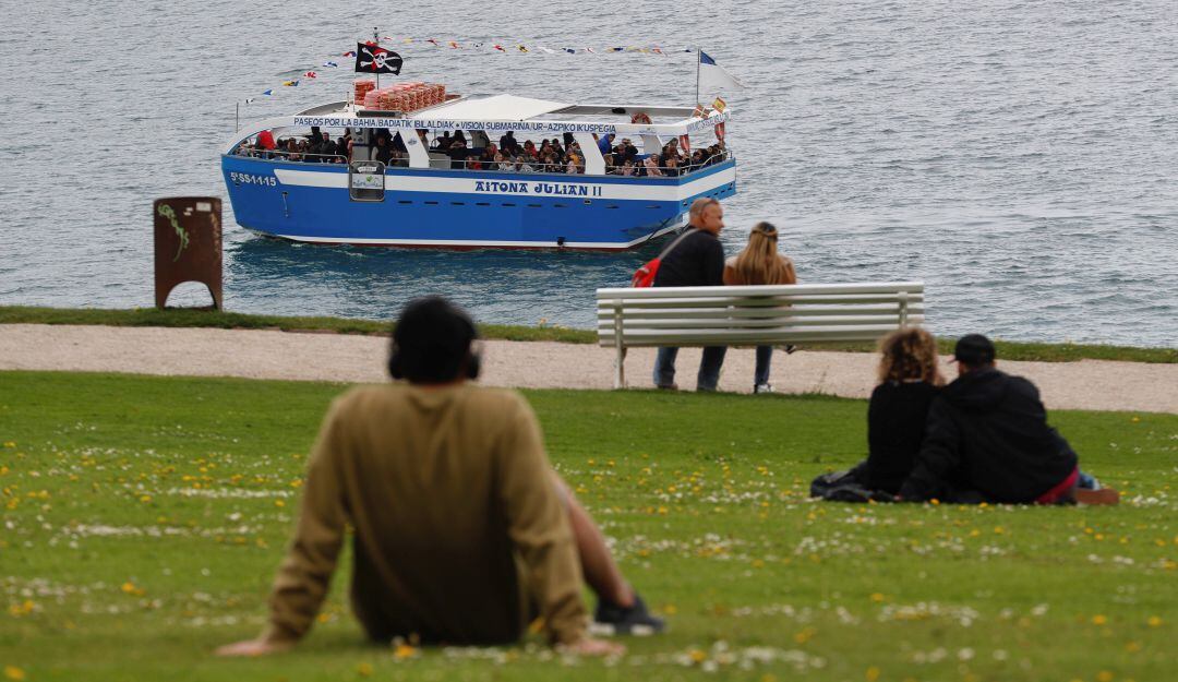 Turistas y donostiarras disfrutan de San Sebastián esta Semana Santa.