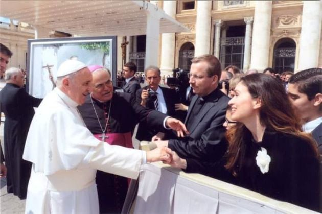 El Papa Francisco saluda a María José Ruiz.