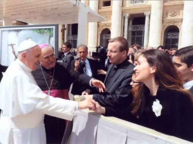 El Papa Francisco saluda a María José Ruiz.