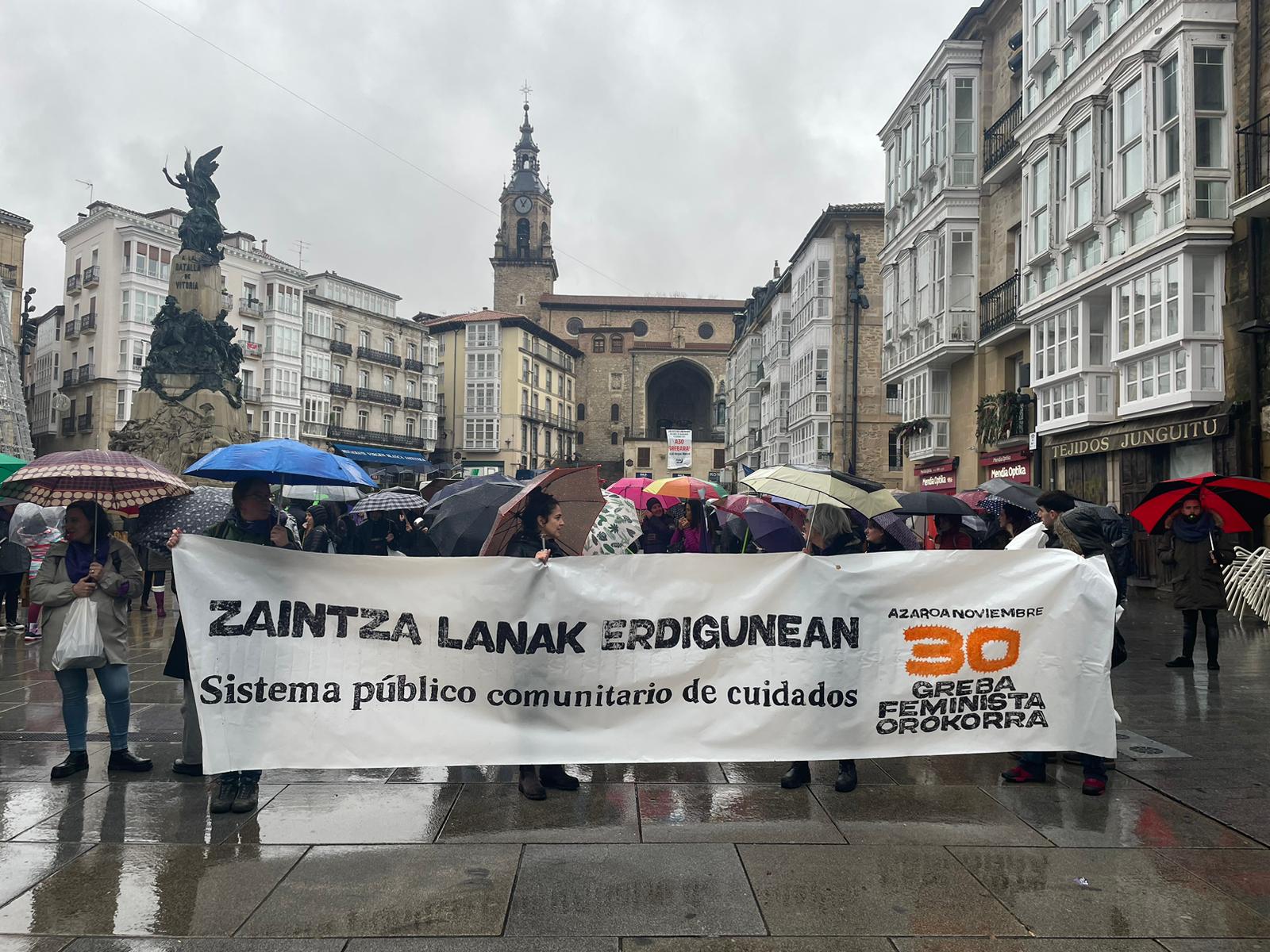 Cacerolada en la Virgen Blanca durante la huelga feminista del 30N