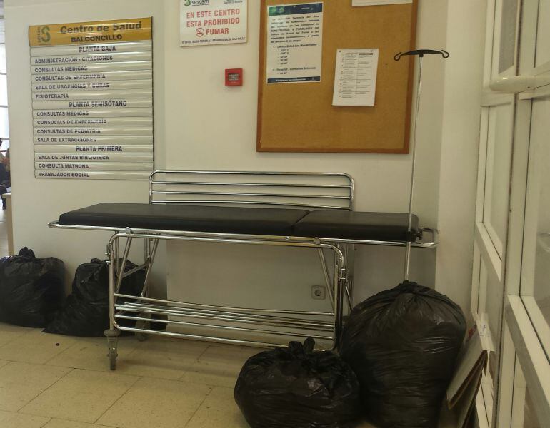 Acumulación de bolsas junto a una camilla en el Centro de Salud del Balconcillo