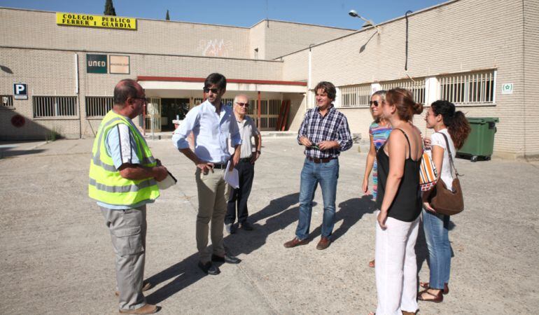 el primer teniente de alcalde y la concejala de Urbanismo visitando las obras