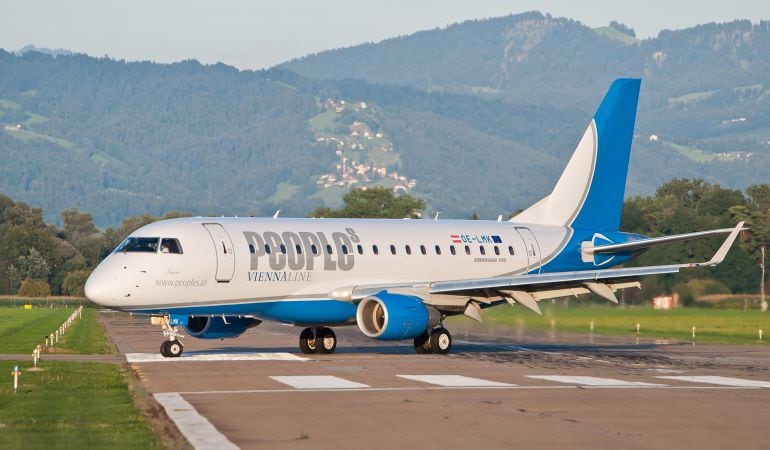 Un avión de la compañía People&#039;s Viennaline.