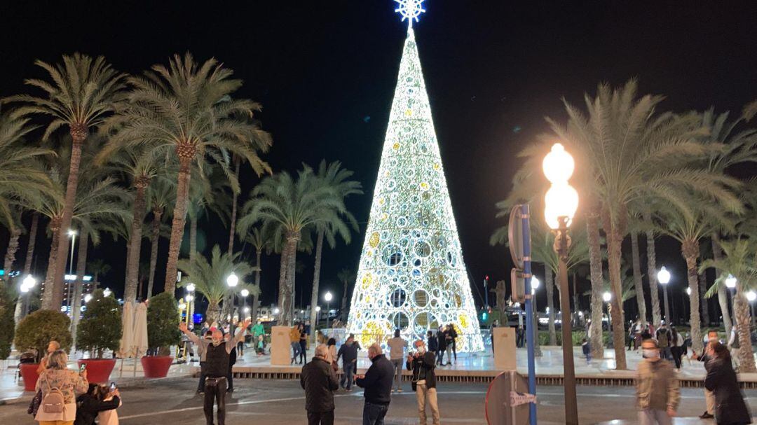 El árbol gigante instalado en la Explanada es una de las principales novedades de este año