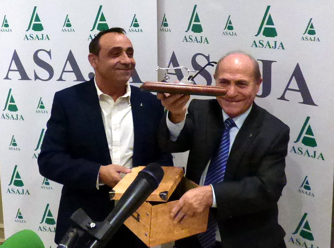 José María Ruiz Ortega (d) recogiendo el premio Arado de Plata por parte de Honorato Meneses, presidente de ASAJA-Palencia en 2018