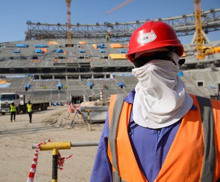 Un obrero en el Lusail Stadium de Doha