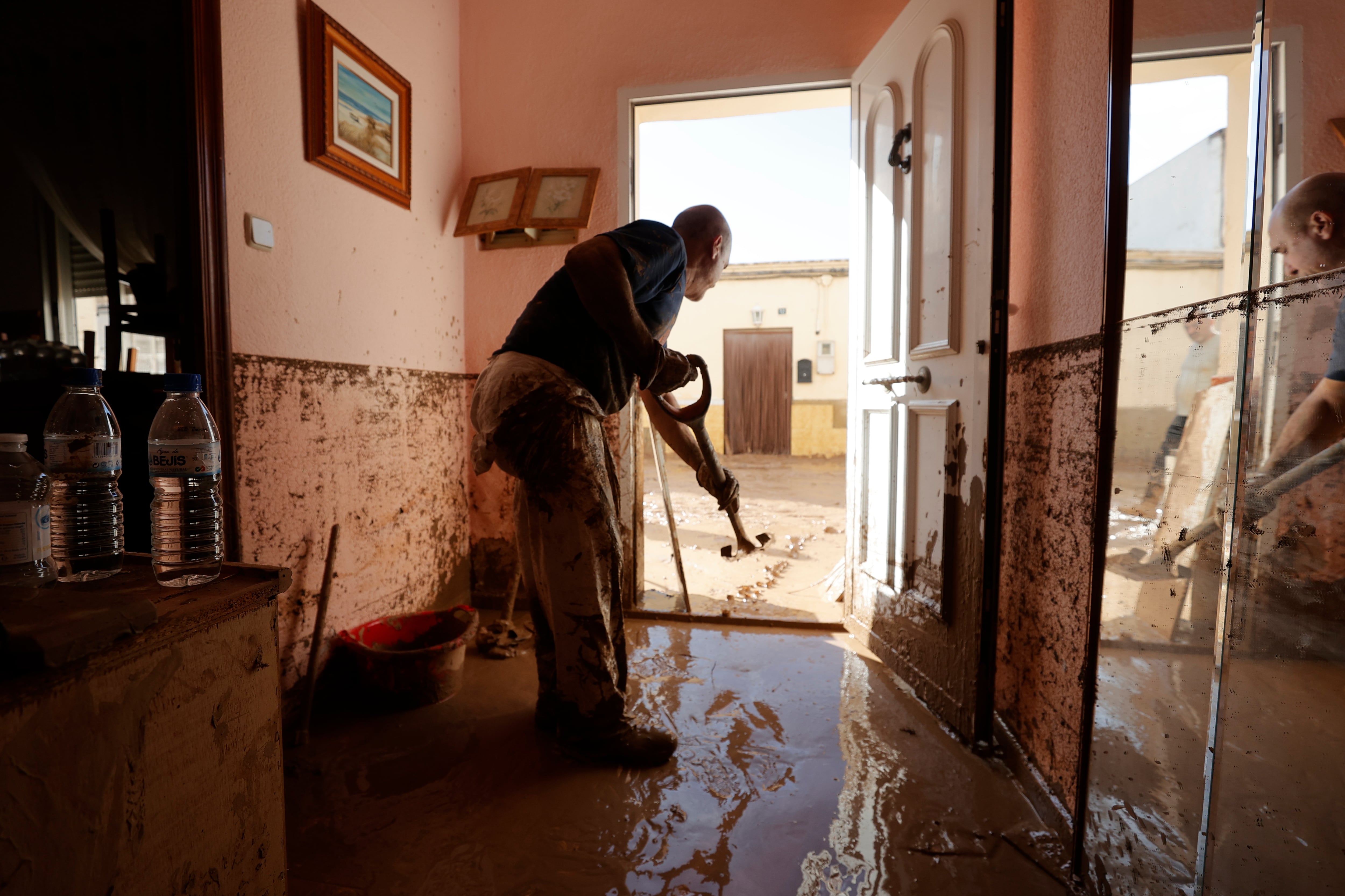 RIBA-ROJA (VALENCIA), 01/11/2024.- Un hombre retira el lodo acumulado en el interior de su vivienda en la Masía del Oliveral, en Riba-Roja, este viernes. La búsqueda de desaparecidos, la identificación de víctimas mortales, las tareas de limpieza y la reparación de infraestructuras continúan tres días después de las inundaciones que han asolado la provincia de Valencia, en una jornada en la que el Gobierno envía a 500 militares más, que se sumarán a las 1.200 efectivos de la Unidad Militar de Emergencias (UME), para actuar en Utiel, Requena, Riba-roja, Torrent, Paiporta y Algemesí. EFE/ Manuel Bruque
