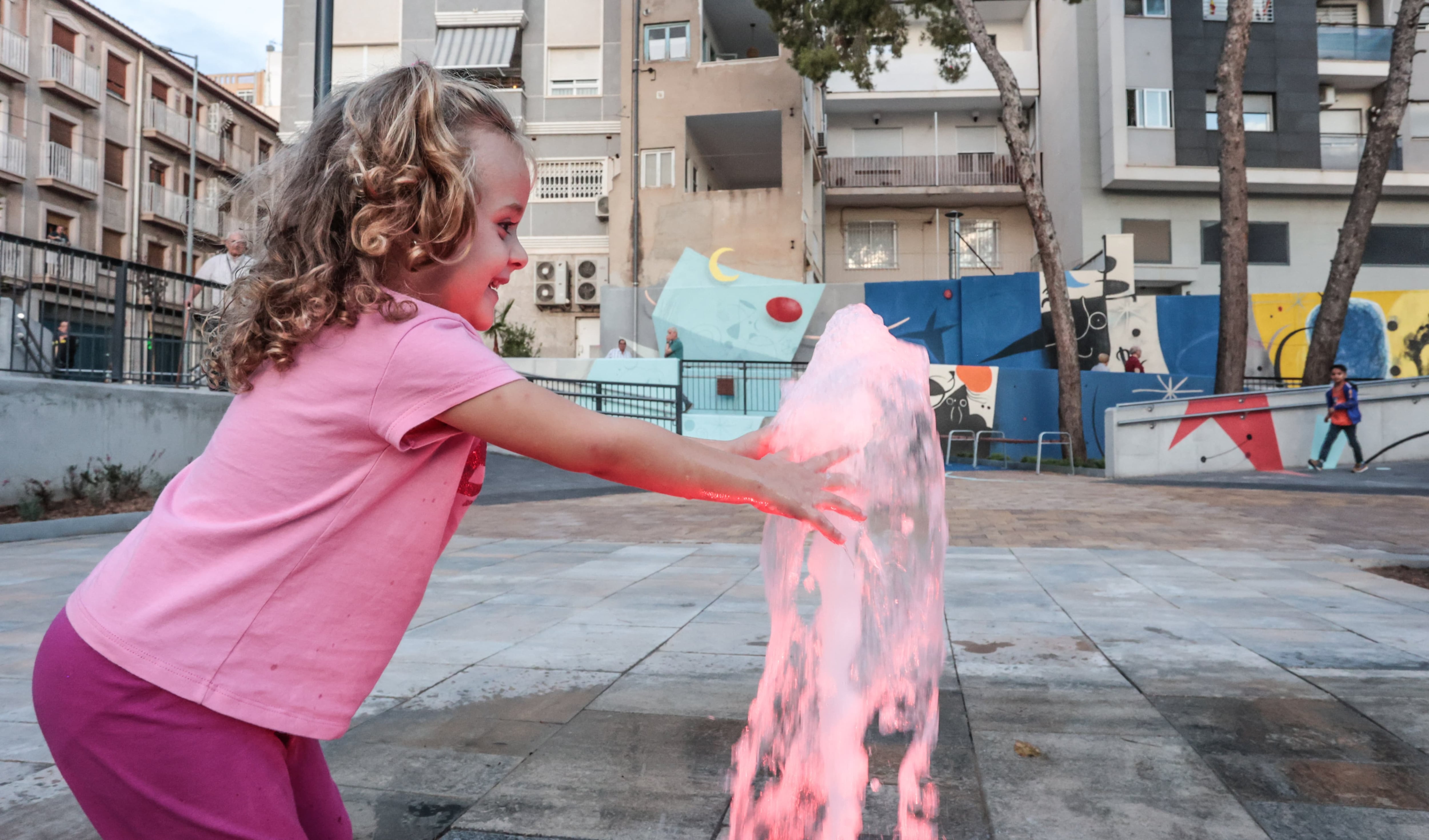 Los niños ya se divierten en la renovada plaza Joan Miró de Elda