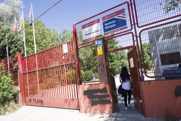 GRA088. MADRID, 27/05/2015.- Una joven accede al IES Ciudad de Jaén, donde estudiaba la niña de 16 años con una discapacidad que se suicidó tras un caso de acoso escolar, que amaneció ayer con pintadas hechas de madrugada en dos puertas del centro en &quot;rec