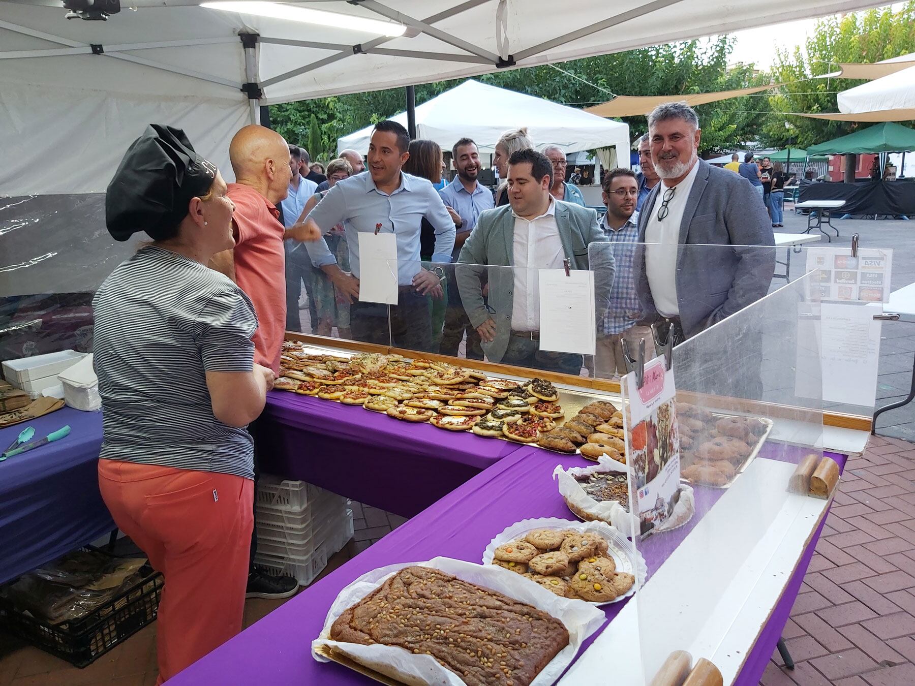 Les autoritats visitant un dels stands de la Fira Comercial de Muro