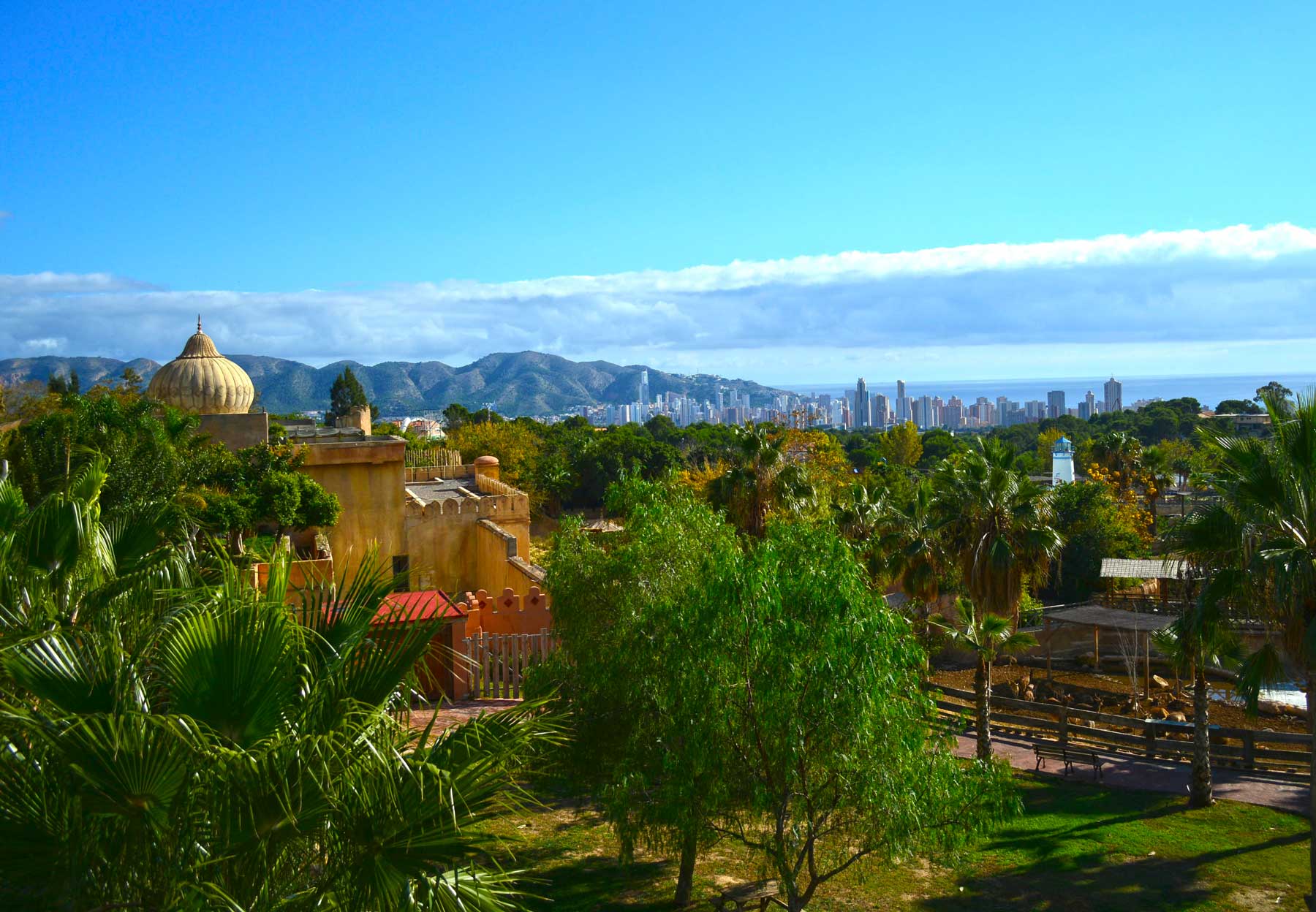 Imagen panorámica de los parques de atracciones de Terra Natura y Aqua Natura Benidorm