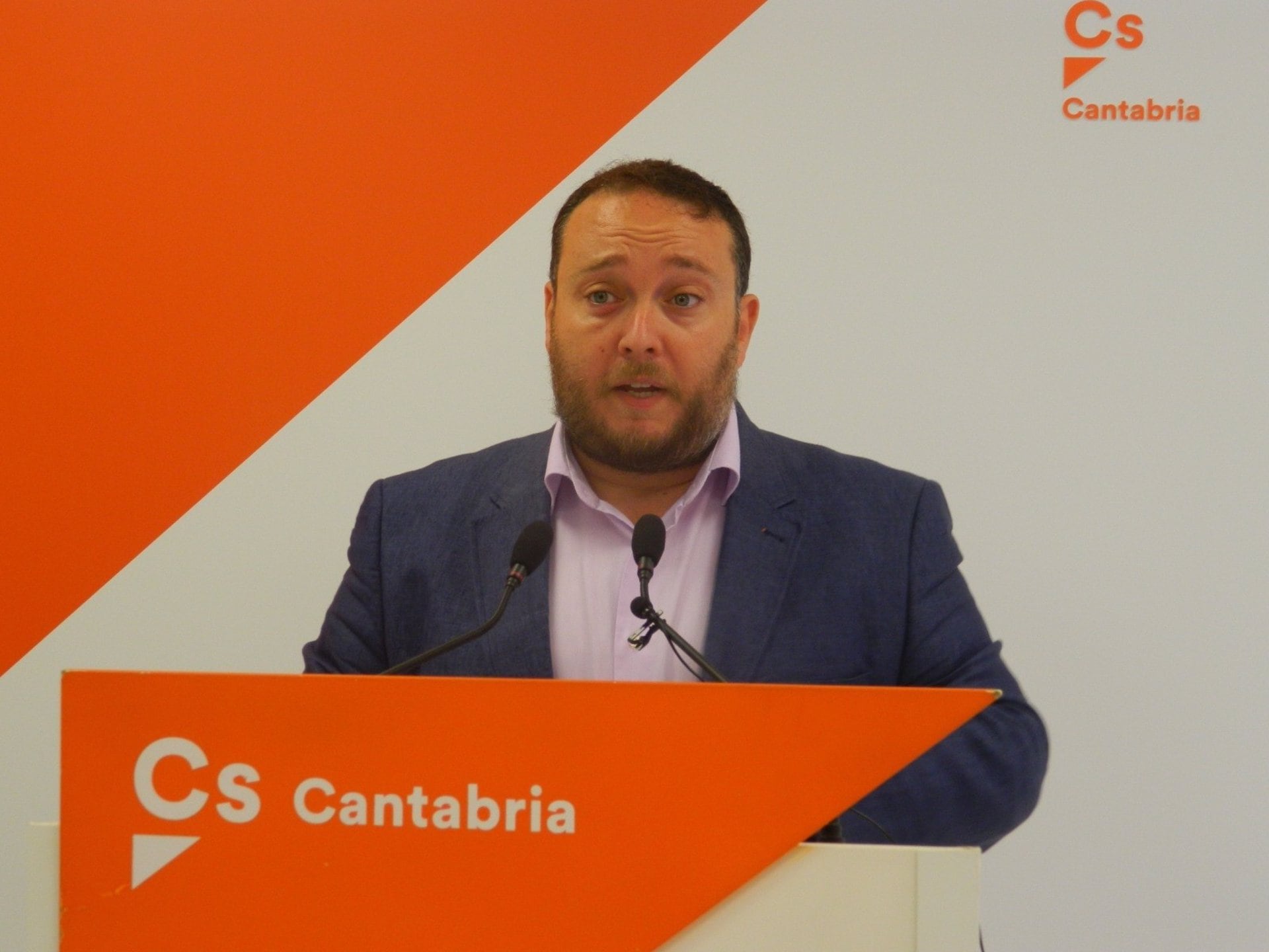 11/10/2019 AMP.- Rubén Gómez dimite como secretario de Organización de Cs: &quot;Ya no tengo fuerzas ni ánimo&quot;.

El secretario de Organización de Ciudadanos (Cs) en Cantabria, Rubén Gómez, ha dimitido de todos sus cargos este jueves, un día después de que la diputada regional Marta García dejara el partido por la abstención en el Congreso de los Diputados a la iniciativa para que se retirara la protección del lobo.

POLITICA ESPAÑA EUROPA CANTABRIA
CS
