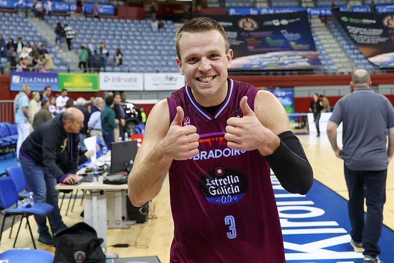 Brad Davison, feliz a al conclusión del partido, fue el máximo anotador del Obra con 13 puntos