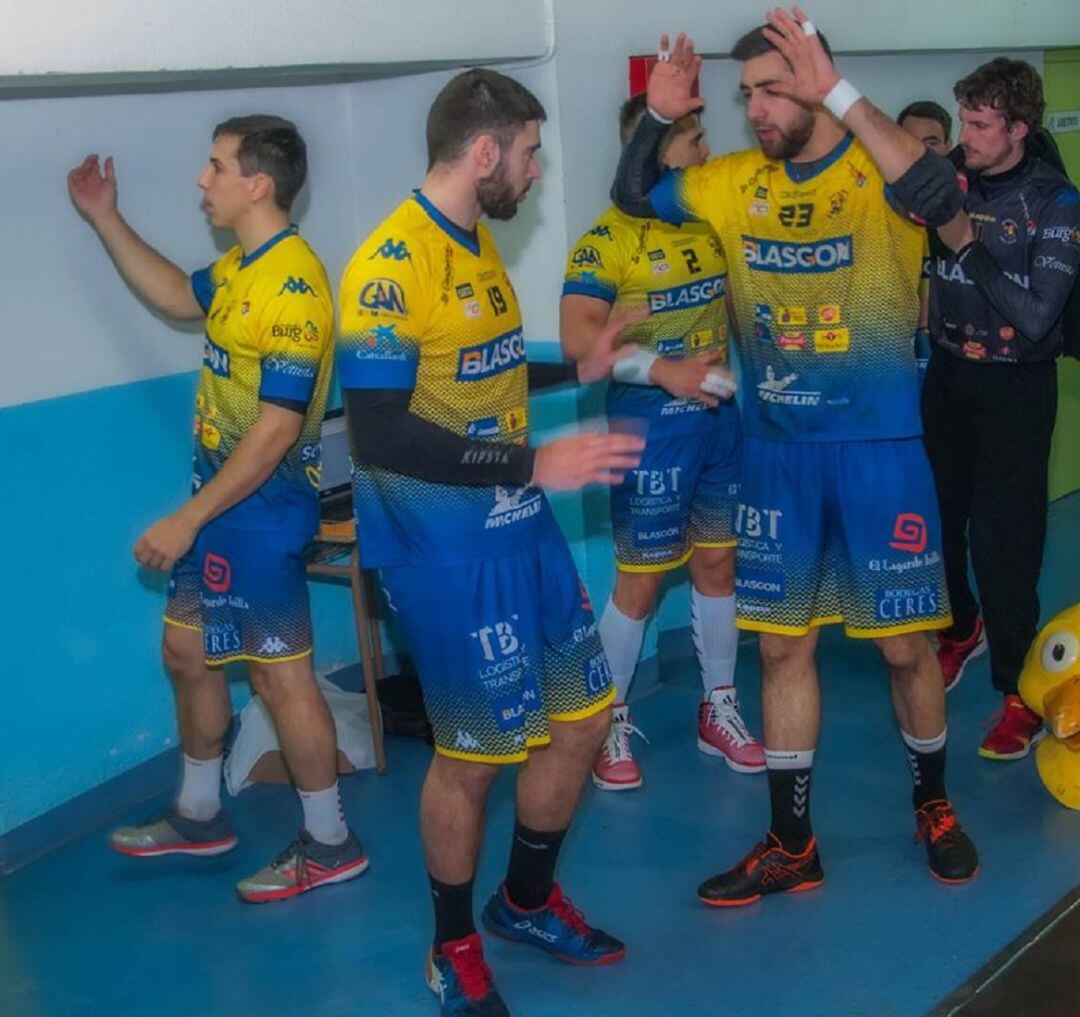 Los amarillos en los prolegómenos de un partido en el Príncipe de Asturias.