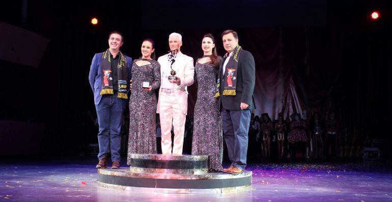 El alcalde y el presidente de la Diputación con los ganadores del Festival del Circo