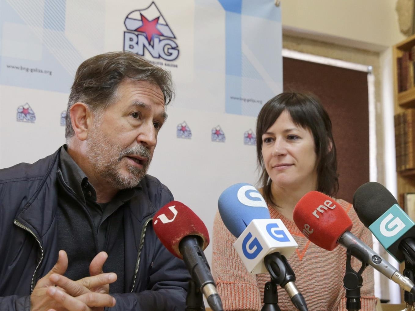 El escritor Suso de Toro junto a Ana Pontón (BNG)