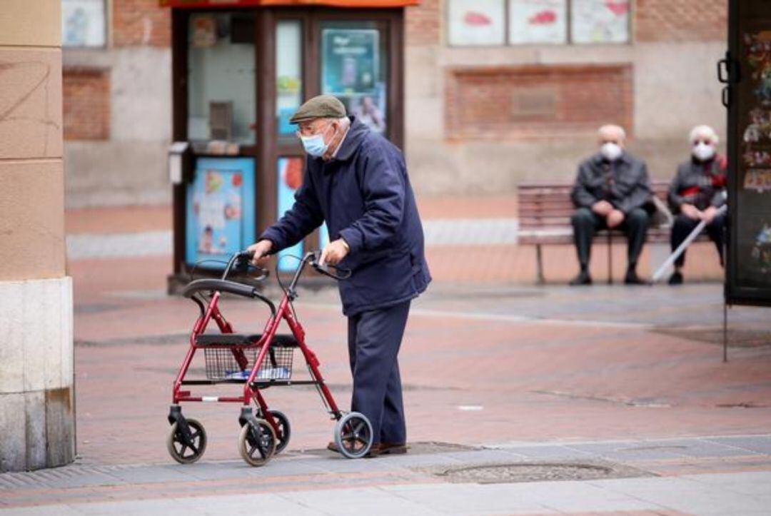 Personas mayores paseando por las inmediaciones de una residencia