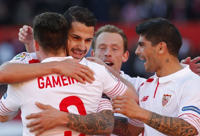 Kevin Gameiro celebra con sus compañeros uno de los goles ante el Málaga.