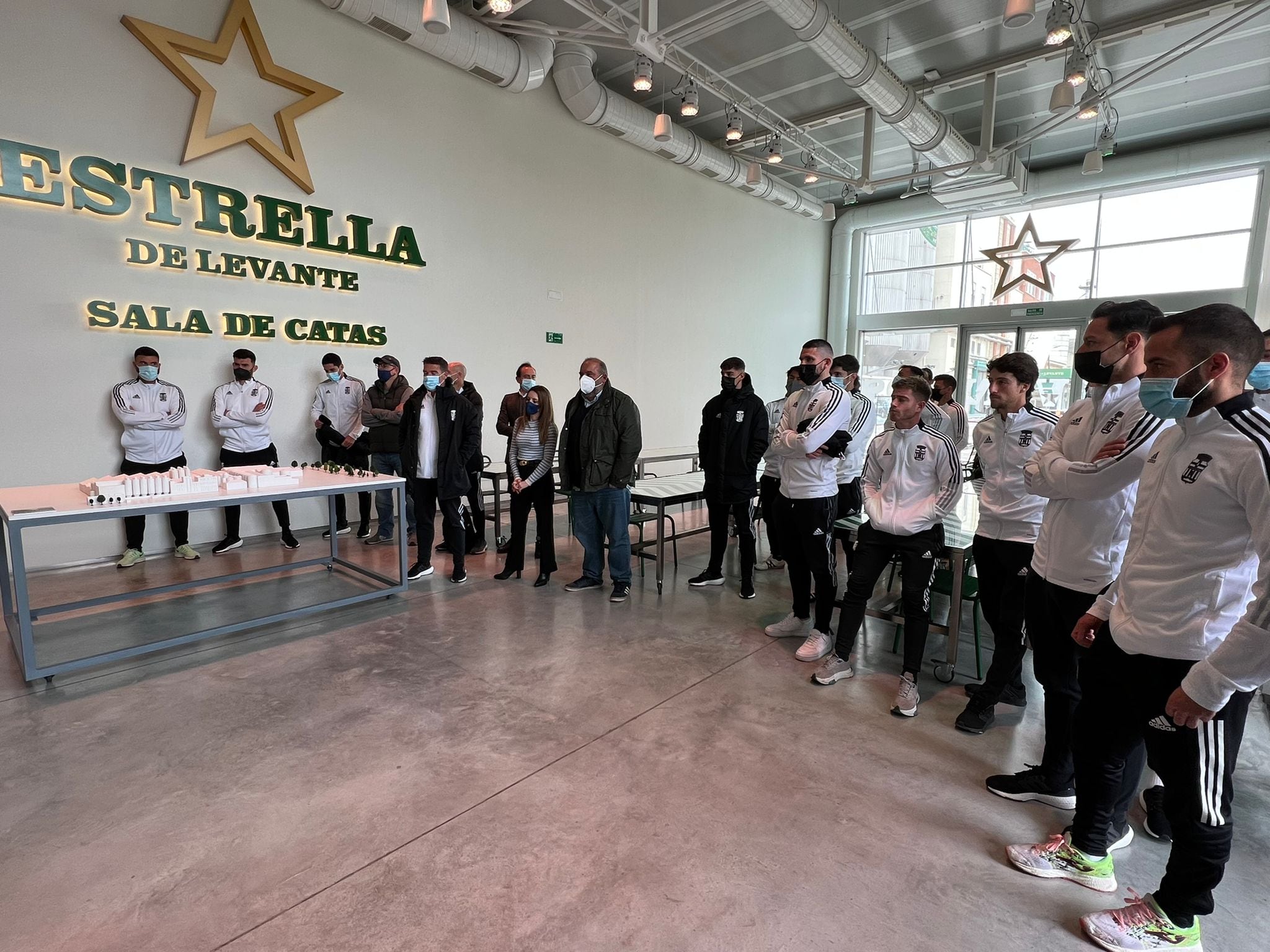 La plantilla albinegra en la visita a Estrella Levante