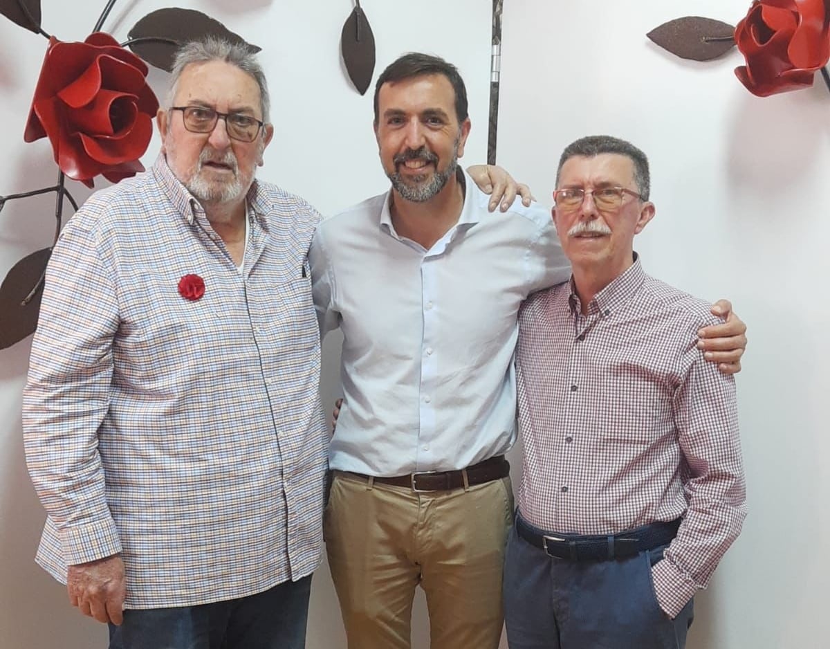 Reunión de alcaldes con Antonio Ruiz, Francisco Ruiz y Miguel Manella, una imagen para el recuerdo.