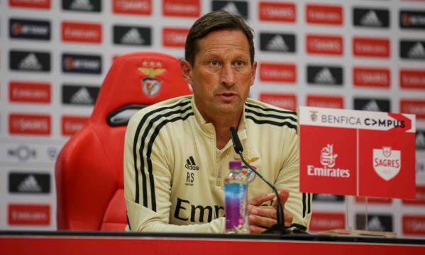 Roger Schmitd, entrenador del Benfica en sala de prensa