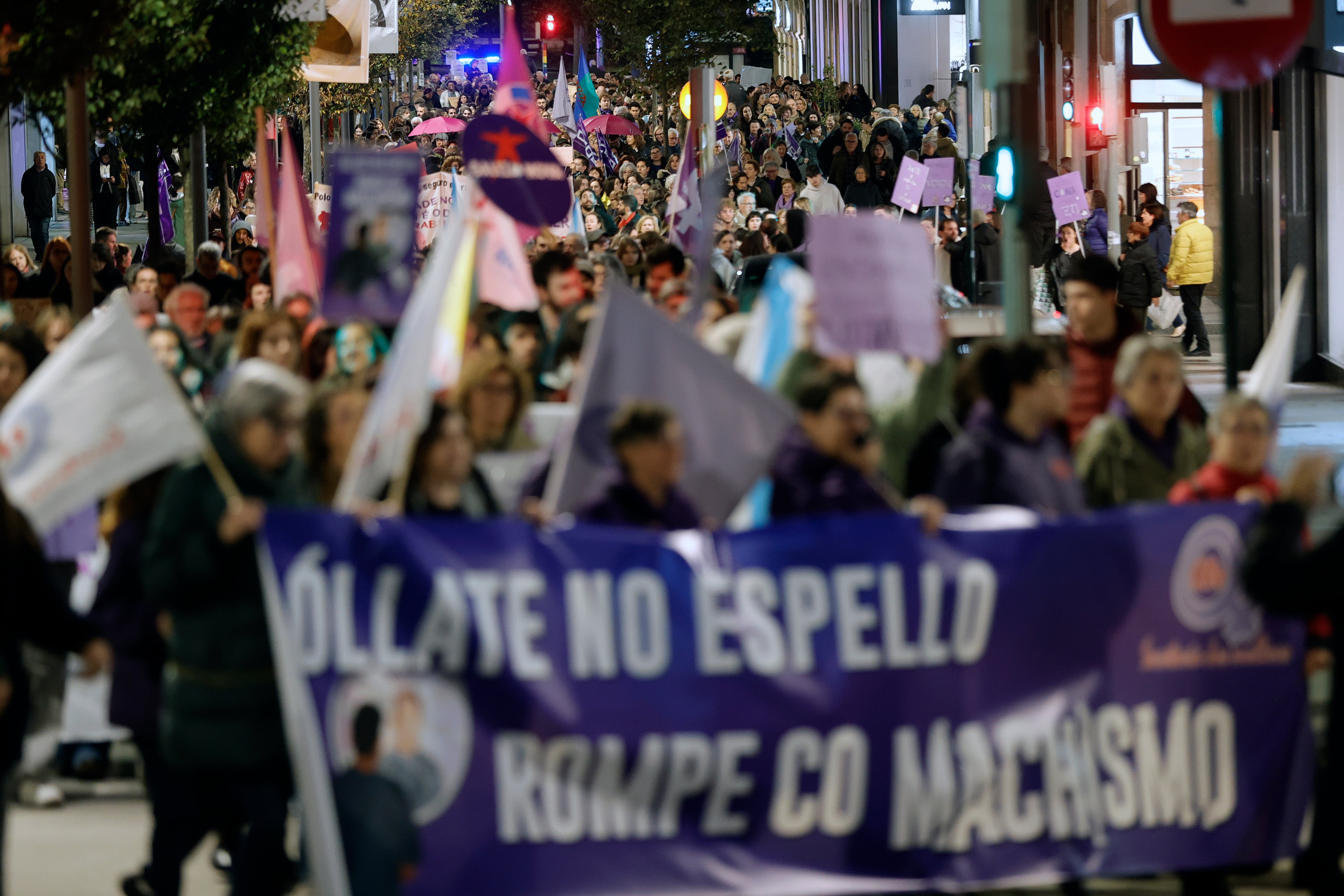 Grupos de mujeres participan en una manifestación con motivo del 25N, Día Internacional de la Eliminación de la Violencia contra la Mujer. EFE/Cabalar