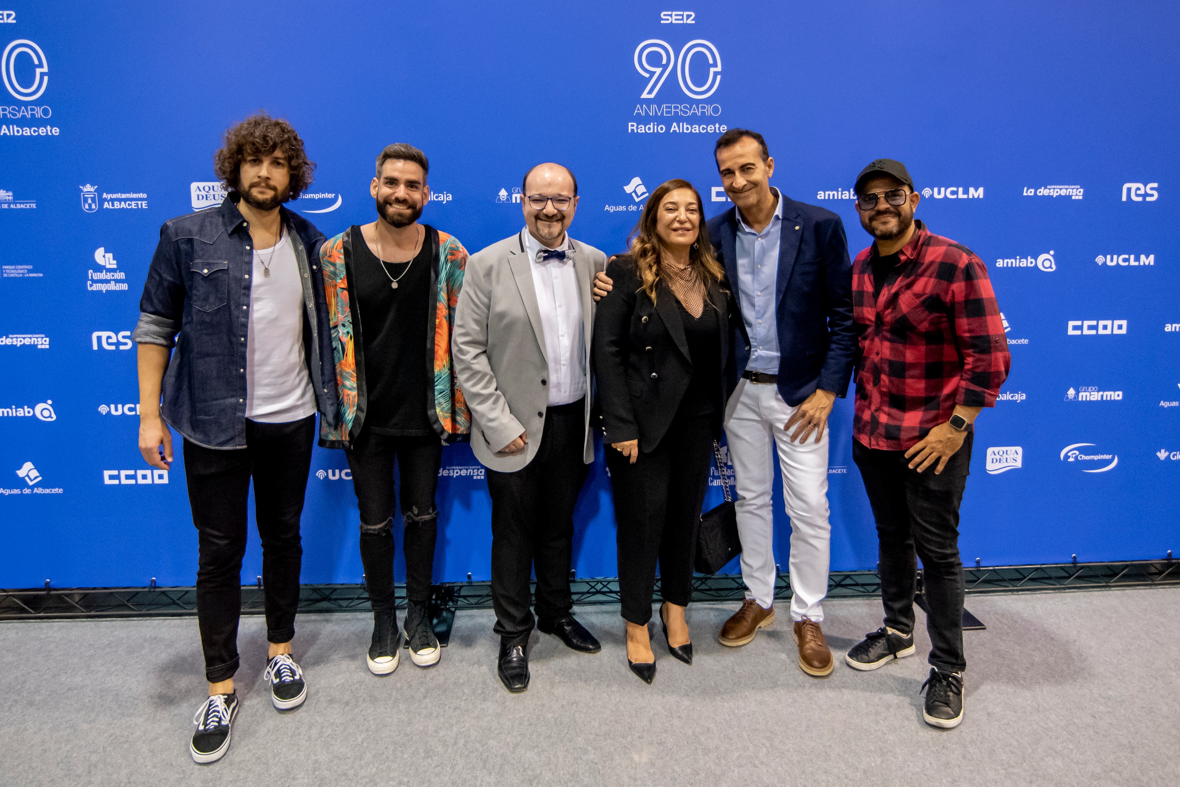 El coordinador regional de musicales, Curro García, la directora de Radio Albacete, Justina Gómez, y el director de Cadena SER en Motilla del Palancar (Radio 90), Gabriel Montero, junto con los integrantes de Vuelo Fidji.