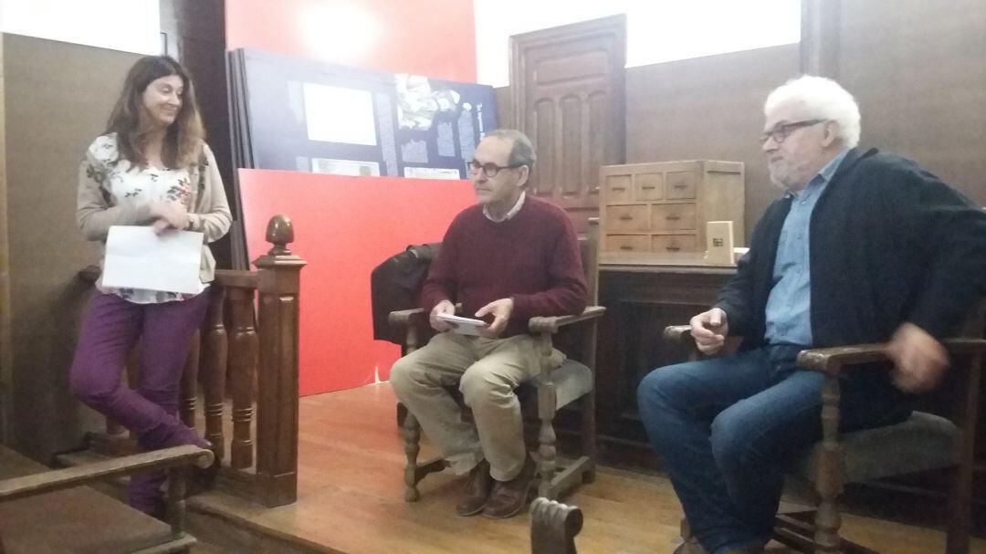 Ignacio Sanz en el centro acompañado de Carmen García y de Francisco Sánchez durante la presentación de La sombra del pantano