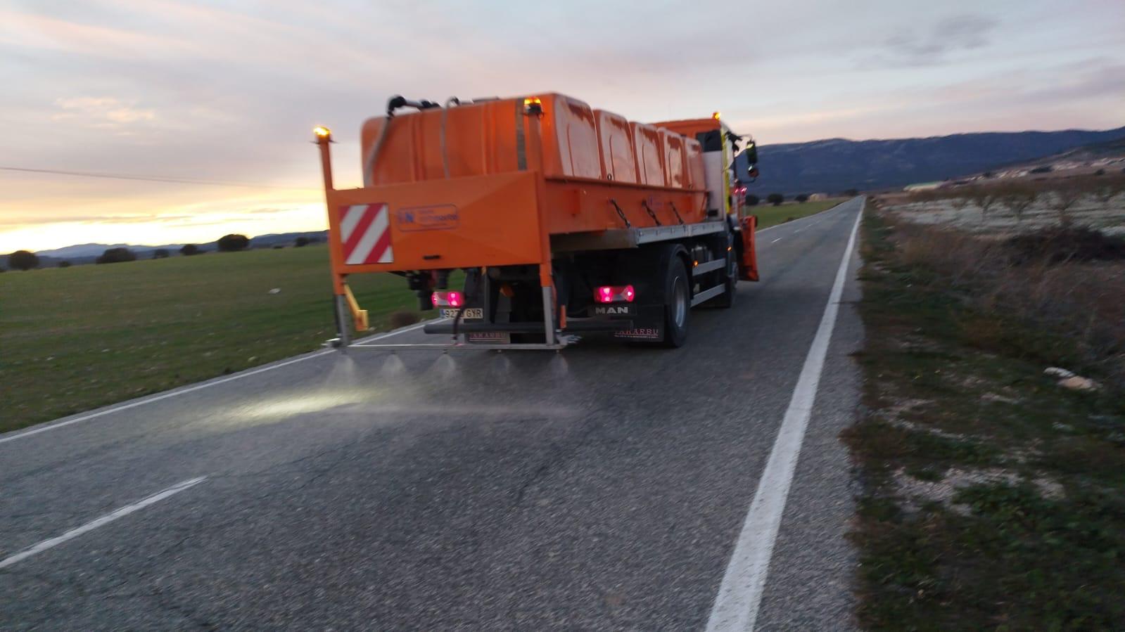 Imagen de las labores preventivas realizadas este fin de semana, con el esparcimiento de salmuera en la carretera regional RM-B23 en Moratalla