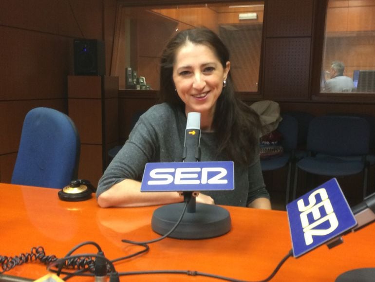 Carlota Benedí, en los estudios de Radio Zaragoza