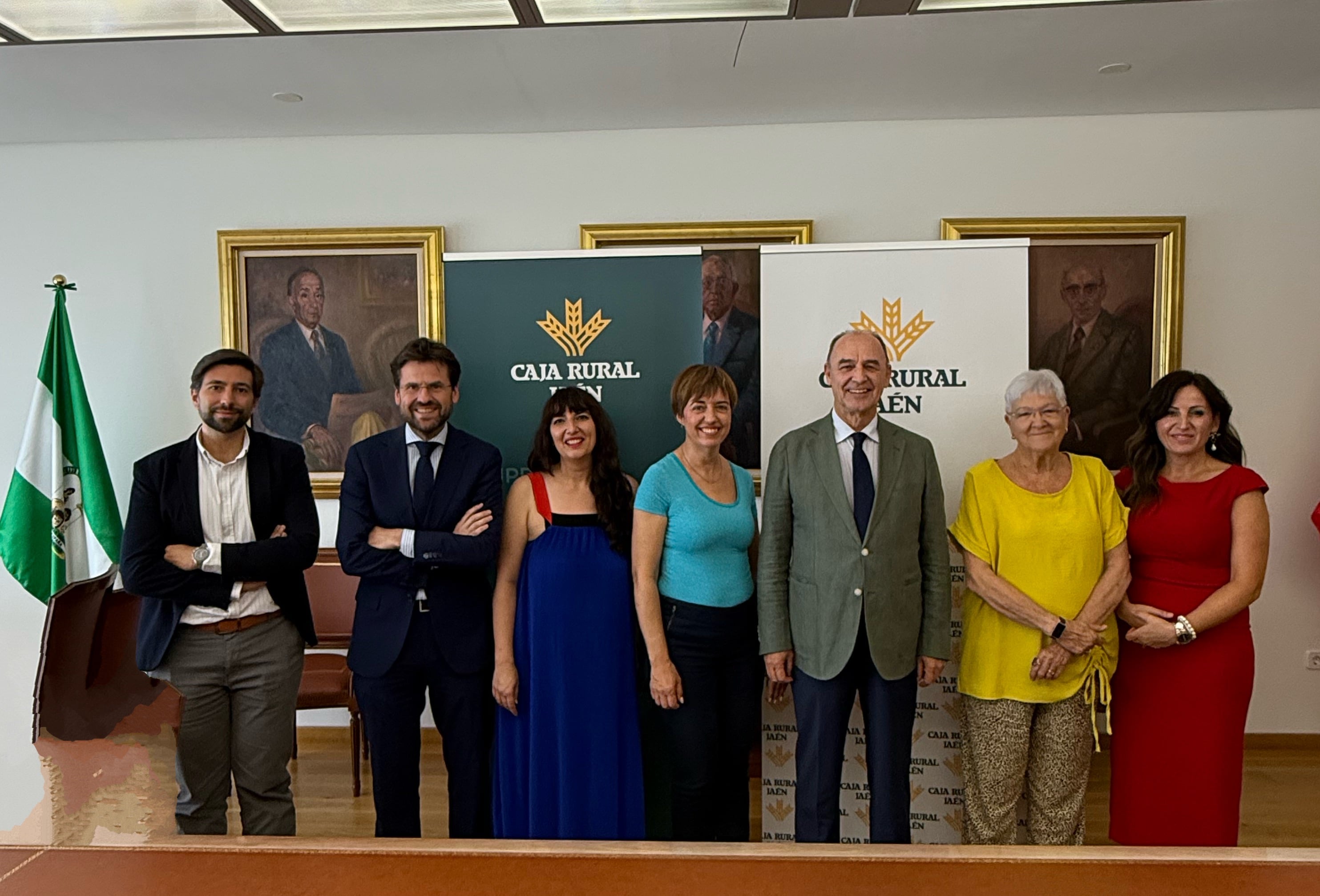 Foto (de izquierda a derecha):Javier Sánchez Gragera (representante de Caja Rural de Jaén), Álvaro Martínez Rodríguez 
(Director General Adjunto), Dña. Elena Gómez (educadora social y responsable de 
comunicación de Asociación Daño Cerebral), María Muñoz (presidenta de Asociación Daño 
Cerebral), Juan Núñez (Presidente de Caja Rural de Jaén), Ana María Quílez García 
(presidenta de Aprompsi), Paola Tíscar Reche (directora técnica de Aprompsi).