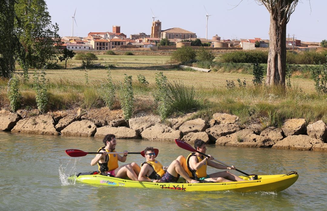 Piragüas en el Canal de Castilla en Palencia