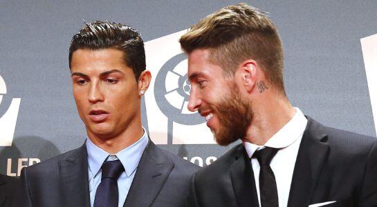 GRA465. MADRID, 27/10/2014.- Los jugadores del Real Madrid, Cristiano Ronaldo (i) y Sergío Ramos, posan con los galardones que han recibido esta noche en la entrega de los Premios LFP, celebrada en el auditorio Príncipe Felipe, en Madrid. EFE/Alberto Mart