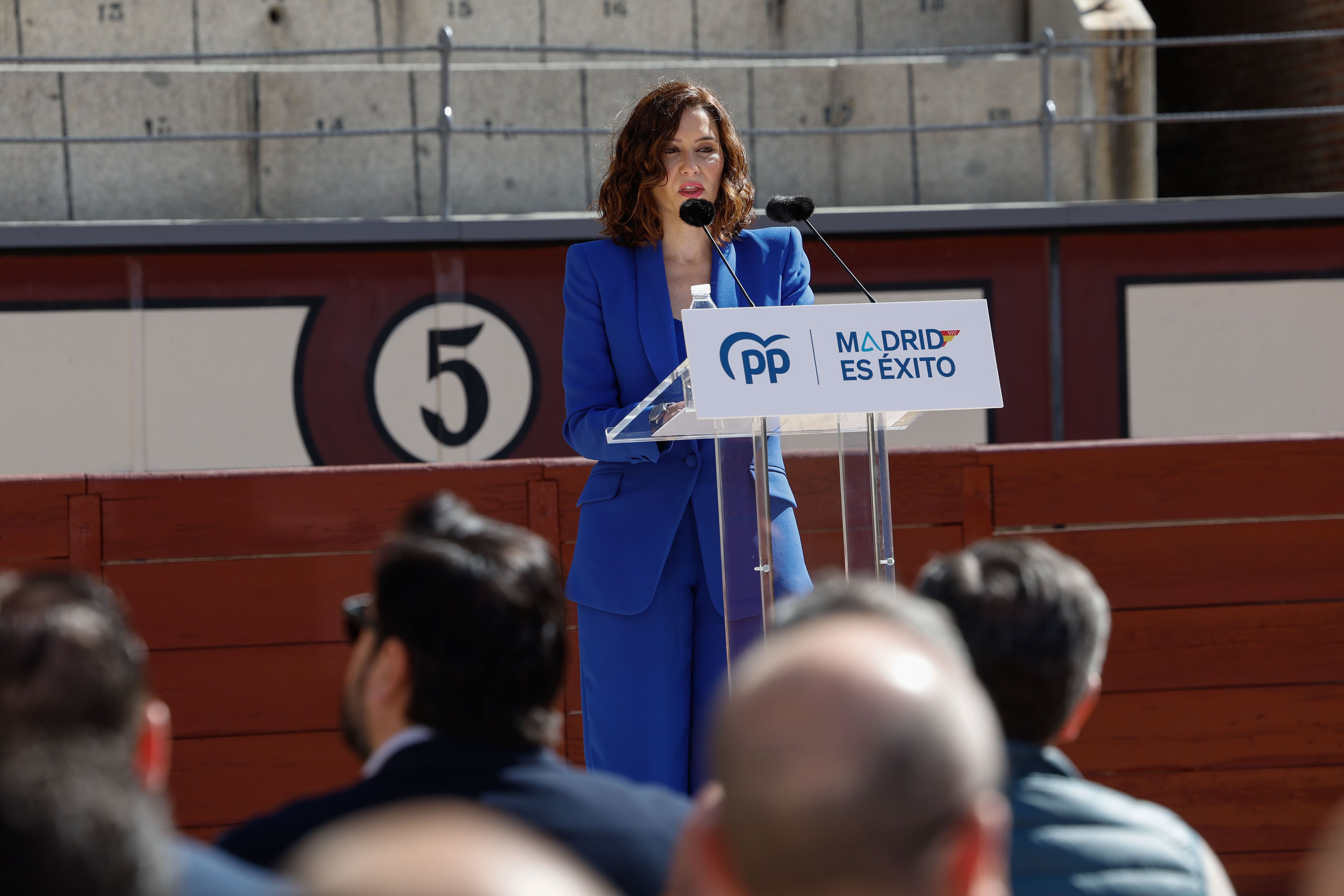 MADRID, 13/04/2023.- La presidenta de la comunidad de Madrid, Isabel Díaz Ayuso, interviene este jueves en la plaza de las Ventas en Madrid con motivo de la presentación de los candidatos del PP a las alcaldías de los 179 municipios que conforman la comunidad. EFE/ Chema Moya
