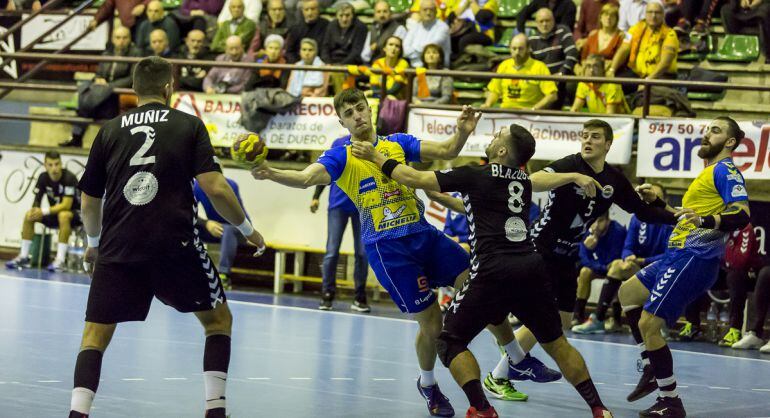 Petter intenta zafarse de un defensa de Sinfín en el partido de la primera vuelta en el Príncipe de Asturias.