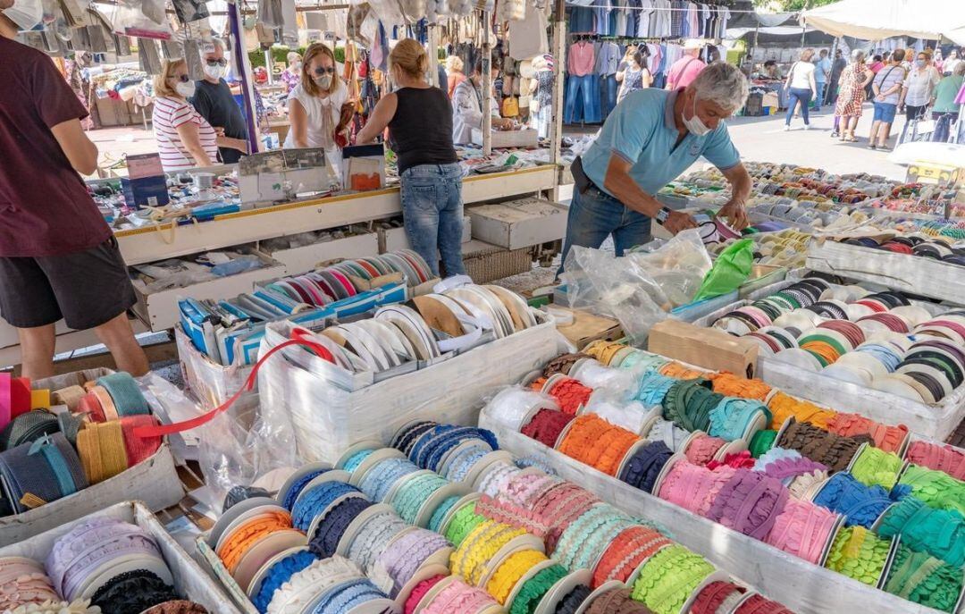 Vuelven los puestos ambulantes de textil al mercado de abastos de Ponferrada