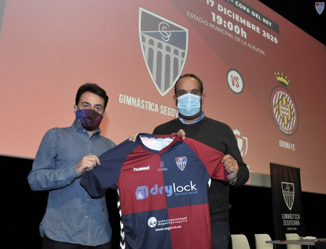 Los miembros de la Junta Gestora de la Gimnástica Segoviana, Santiago Barrio y Juan Carlos Renedo, posan con la camiseta de la Copa