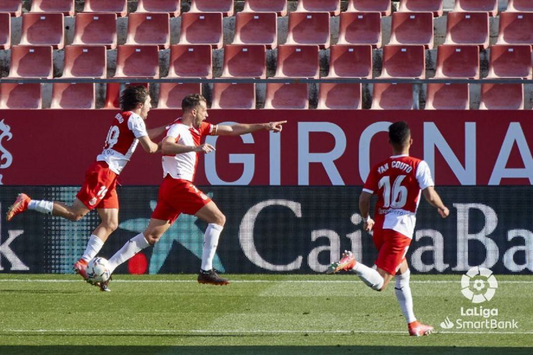 Stuani anant a buscar Arnau Martínez després del 2-1.