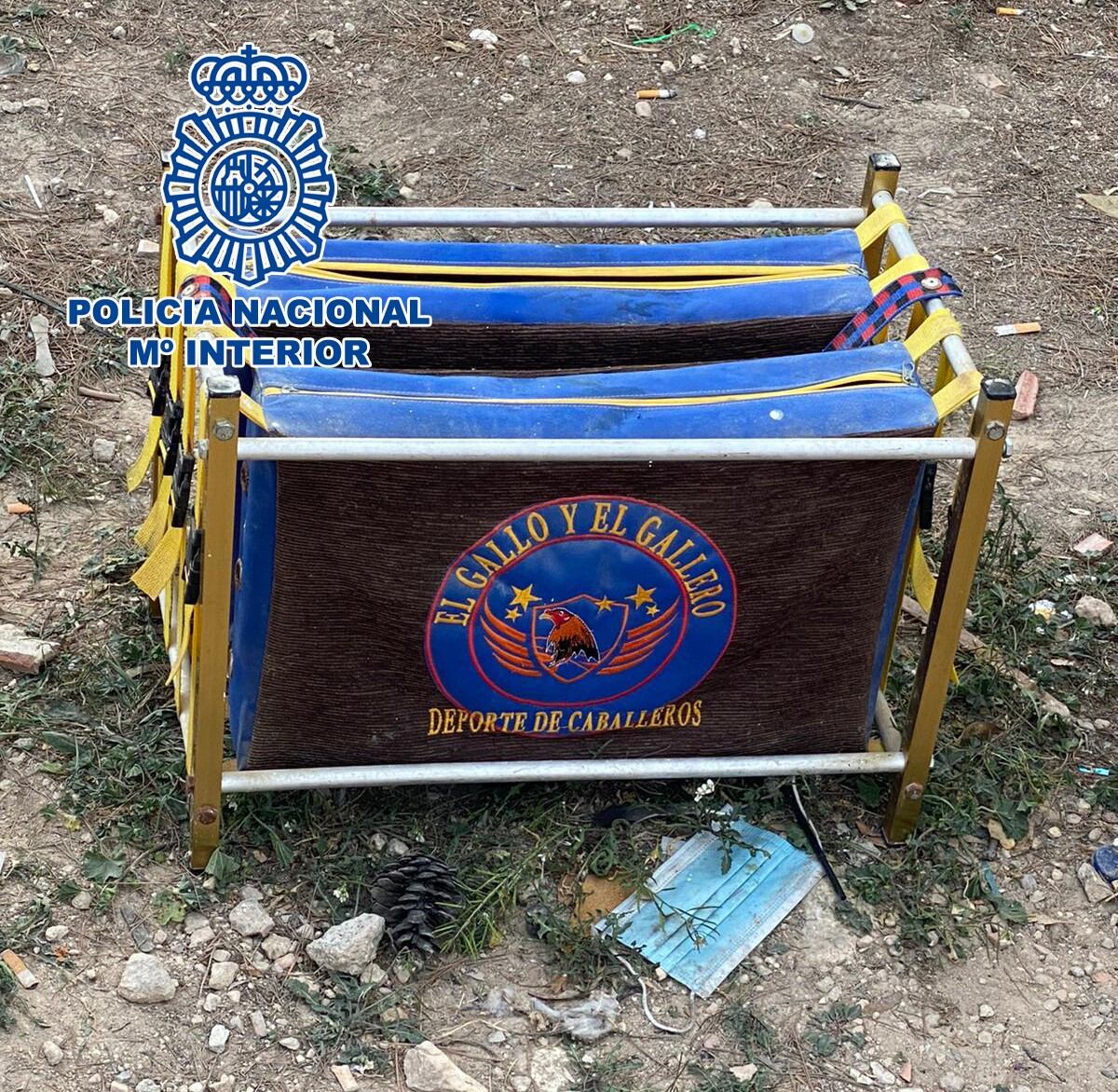 Trasportín de gallos abandonado en una pelea ilegal en Alicante